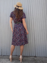 Charger l'image dans la galerie, Robe bleu marine à pois multicolore Couleurs Vintage. Col V, Lavallière, taille M, 38, 40
