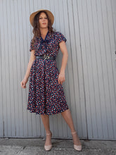 Charger l'image dans la galerie, Robe bleu marine à pois multicolore Couleurs Vintage. Col V, Lavallière, taille M, 38, 40