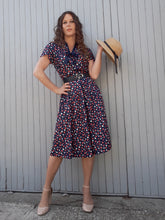 Charger l'image dans la galerie, Robe bleu marine à pois multicolore Couleurs Vintage. Col V, Lavallière, taille M, 38, 40