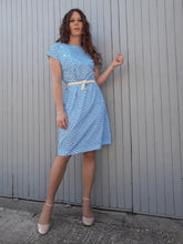Charger l'image dans la galerie, Robe Couleurs Vintage à imprimé animal blanche et bleu ornée d'une cascade de boutons et d'une poche sur la poitrine. Taille M, 36, 38