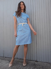 Charger l'image dans la galerie, Robe Couleurs Vintage à imprimé animal blanche et bleu ornée d'une cascade de boutons et d'une poche sur la poitrine. Taille M, 36, 38