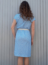 Charger l'image dans la galerie, Robe Couleurs Vintage à imprimé animal blanche et bleu ornée d'une cascade de boutons et d'une poche sur la poitrine. Taille M, 36, 38