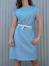 Charger l'image dans la galerie, Robe Couleurs Vintage à imprimé animal blanche et bleu ornée d'une cascade de boutons et d'une poche sur la poitrine. Taille M, 36, 38
