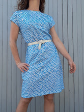 Charger l'image dans la galerie, Robe Couleurs Vintage à imprimé animal blanche et bleu ornée d'une cascade de boutons et d'une poche sur la poitrine. Taille M, 36, 38