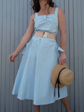 Charger l'image dans la galerie, Robe Couleurs Vintage est douce et romantique, ornée d'un élégant décolleté qui se noue au dos et laisse entrevoir quelques centimètres de peau. Ses bretelles cachent le soutien-gorge. Élaborée en coton, elle offre une bonne tenue. Sa taille élastiquée s'ajuste à la morphologie de chacune. Deux poches latérales se referment avec un nœud. Taille M, 38, 40