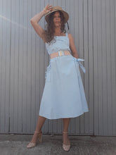 Charger l'image dans la galerie, Robe Couleurs Vintage est douce et romantique, ornée d'un élégant décolleté qui se noue au dos et laisse entrevoir quelques centimètres de peau. Ses bretelles cachent le soutien-gorge. Élaborée en coton, elle offre une bonne tenue. Sa taille élastiquée s'ajuste à la morphologie de chacune. Deux poches latérales se referment avec un nœud. Taille M, 38, 40