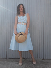 Charger l'image dans la galerie, Robe Couleurs Vintage est douce et romantique, ornée d'un élégant décolleté qui se noue au dos et laisse entrevoir quelques centimètres de peau. Ses bretelles cachent le soutien-gorge. Élaborée en coton, elle offre une bonne tenue. Sa taille élastiquée s'ajuste à la morphologie de chacune. Deux poches latérales se referment avec un nœud. Taille M, 38, 40