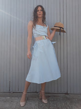 Charger l'image dans la galerie, Robe Couleurs Vintage est douce et romantique, ornée d'un élégant décolleté qui se noue au dos et laisse entrevoir quelques centimètres de peau. Ses bretelles cachent le soutien-gorge. Élaborée en coton, elle offre une bonne tenue. Sa taille élastiquée s'ajuste à la morphologie de chacune. Deux poches latérales se referment avec un nœud. Taille M, 38, 40