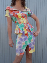 Charger l'image dans la galerie, Robe à basque fleurie, bustier, fabriquée en France. Couleurs Vintage taille S, 36, 38