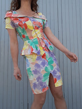 Charger l'image dans la galerie, Robe à basque fleurie, bustier, fabriquée en France. Couleurs Vintage taille S, 36, 38