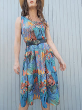 Charger l'image dans la galerie, Robe Couleurs Vintage à imprimé tropical, Taille M, 38, 40. Eté, plage.