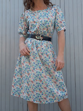 Charger l'image dans la galerie, Robe romantique fleurie en coton, Couleurs Vintage. Taille L, 38, 40, 42. Fabrication Française