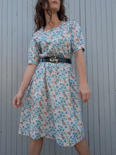 Charger l'image dans la galerie, Robe romantique fleurie en coton, Couleurs Vintage. Taille L, 38, 40, 42. Fabrication Française