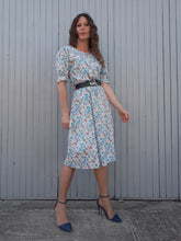 Charger l'image dans la galerie, Robe romantique fleurie en coton, Couleurs Vintage. Taille L, 38, 40, 42. Fabrication Française