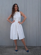 Charger l'image dans la galerie, Robe chemise Blanche en coton, Couleurs Vintage toute boutonnée sur l'avant, col chemisier. Taille S, 36, 38. Fabriquée en France