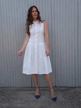 Charger l'image dans la galerie, Robe chemise Blanche en coton, Couleurs Vintage toute boutonnée sur l'avant, col chemisier. Taille S, 36, 38. Fabriquée en France