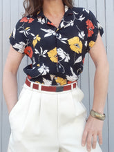 Charger l'image dans la galerie, Chemisier d'été Couleurs Vintage, tissus à fleurs effet froissé. Taille M, 38, 40