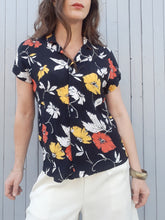 Charger l'image dans la galerie, Chemisier d'été Couleurs Vintage, tissus à fleurs effet froissé. Taille M, 38, 40