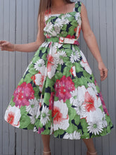 Charger l'image dans la galerie, Robe d'été à grosses fleurs et feuilles Couleurs Vintage. Toute boutonnée sur la longueur avant. Taille XL, 42, 44