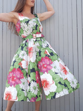 Charger l'image dans la galerie, Robe d'été à grosses fleurs et feuilles Couleurs Vintage. Toute boutonnée sur la longueur avant. Taille XL, 42, 44