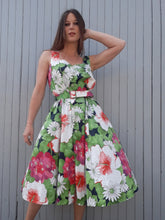 Charger l'image dans la galerie, Robe d'été à grosses fleurs et feuilles Couleurs Vintage. Toute boutonnée sur la longueur avant. Taille XL, 42, 44