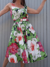 Charger l'image dans la galerie, Robe d'été à grosses fleurs et feuilles Couleurs Vintage. Toute boutonnée sur la longueur avant. Taille XL, 42, 44
