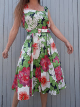Charger l'image dans la galerie, Robe d'été à grosses fleurs et feuilles Couleurs Vintage. Toute boutonnée sur la longueur avant. Taille XL, 42, 44