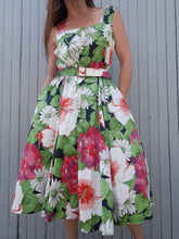 Charger l'image dans la galerie, Robe d'été à grosses fleurs et feuilles Couleurs Vintage. Toute boutonnée sur la longueur avant. Taille XL, 42, 44
