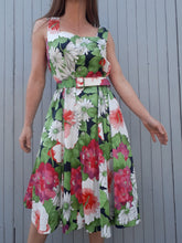 Charger l'image dans la galerie, Robe d'été à grosses fleurs et feuilles Couleurs Vintage. Toute boutonnée sur la longueur avant. Taille XL, 42, 44