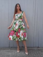Charger l'image dans la galerie, Robe d'été à grosses fleurs et feuilles Couleurs Vintage. Toute boutonnée sur la longueur avant. Taille XL, 42, 44