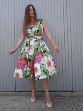 Charger l'image dans la galerie, Robe d'été à grosses fleurs et feuilles Couleurs Vintage. Toute boutonnée sur la longueur avant. Taille XL, 42, 44