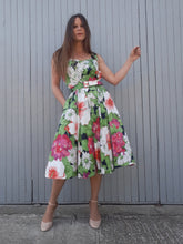 Charger l'image dans la galerie, Robe d'été à grosses fleurs et feuilles Couleurs Vintage. Toute boutonnée sur la longueur avant. Taille XL, 42, 44