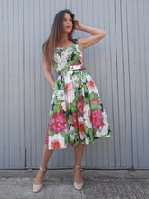 Charger l'image dans la galerie, Robe d'été à grosses fleurs et feuilles Couleurs Vintage. Toute boutonnée sur la longueur avant. Taille XL, 42, 44