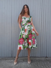 Charger l'image dans la galerie, Robe d'été à grosses fleurs et feuilles Couleurs Vintage. Toute boutonnée sur la longueur avant. Taille XL, 42, 44