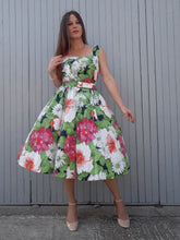 Charger l'image dans la galerie, Robe d'été à grosses fleurs et feuilles Couleurs Vintage. Toute boutonnée sur la longueur avant. Taille XL, 42, 44