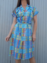 Charger l'image dans la galerie, Robe Couleurs Vintage à carreaux vert anis, rose et bleus. Col chemisier et poches sur la poitrine. Taille M, 38, 40
