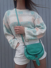 Charger l'image dans la galerie, Le pull Annie est un joli vintage aux couleurs pastels et à l'imprimé ourson trop craquant. Glissé dans un jean ou ceinturé sur une robe en maille, il sera du plus bel effet ! Il peut également convenir comme pull de Noël. Taille L, 40, 42. Couleurs Vintage