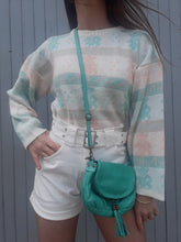 Charger l'image dans la galerie, Le pull Annie est un joli vintage aux couleurs pastels et à l'imprimé ourson trop craquant. Glissé dans un jean ou ceinturé sur une robe en maille, il sera du plus bel effet ! Il peut également convenir comme pull de Noël. Taille L, 40, 42. Couleurs Vintage