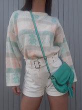 Charger l'image dans la galerie, Le pull Annie est un joli vintage aux couleurs pastels et à l'imprimé ourson trop craquant. Glissé dans un jean ou ceinturé sur une robe en maille, il sera du plus bel effet ! Il peut également convenir comme pull de Noël. Taille L, 40, 42. Couleurs Vintage