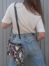 Charger l'image dans la galerie, Pull d'été vintage, Janine Pauporté, au col carré brodé. Taille M, 38, 40. Made in France. Couleurs Vintage