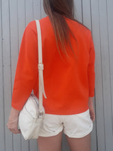 Charger l'image dans la galerie, Polo sportswear orange à rayures blanches et grises. Couleurs Vintage. Taille M, 38, 40. Talen