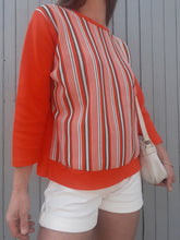 Charger l'image dans la galerie, Polo sportswear orange à rayures blanches et grises. Couleurs Vintage. Taille M, 38, 40. Talen