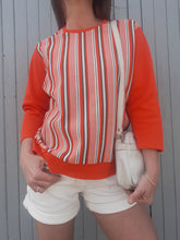 Charger l'image dans la galerie, Polo sportswear orange à rayures blanches et grises. Couleurs Vintage. Taille M, 38, 40. Talen