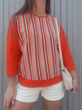 Charger l'image dans la galerie, Polo sportswear orange à rayures blanches et grises. Couleurs Vintage. Taille M, 38, 40. Talen