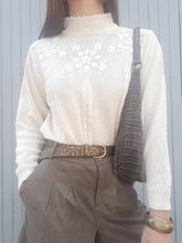 Charger l'image dans la galerie, Pull vintage Cynthia - Broderies florales. Beige. Taille M, 36, 38, 40