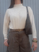 Charger l'image dans la galerie, Pull vintage Cynthia - Broderies florales. Beige. Taille M, 36, 38, 40