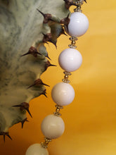 Charger l'image dans la galerie, Collier vintage à grosses boules blanches fantaisies. Couleurs Vintage