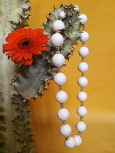 Charger l'image dans la galerie, Collier vintage à grosses boules blanches fantaisies. Couleurs Vintage