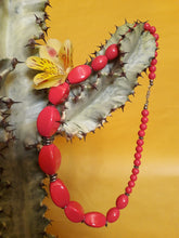 Charger l'image dans la galerie, Collier vintage à grosses perles fuchsia fantaisies. Couleurs Vintage