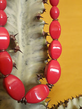 Charger l'image dans la galerie, Collier vintage à grosses perles fuchsia fantaisies. Couleurs Vintage